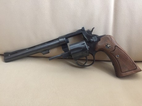 Revolver llama  calibre 22 LR.  Pocos tiros, pavonado  muy bien conservado. Vendo o cambio por otra cosa 00