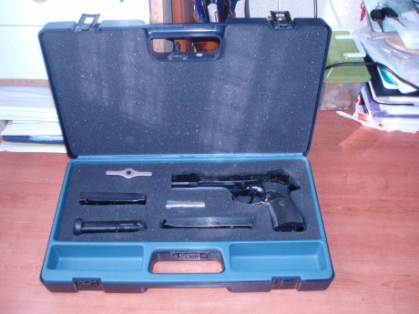 VENDO PISTOLA BERETTA 92 COMBAT  9MM CON ALZA MICROMETRICA MUY POCOS TIROS NO MAS DE 300. TRES CARGADORES 01