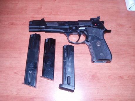 VENDO PISTOLA BERETTA 92 COMBAT  9MM CON ALZA MICROMETRICA MUY POCOS TIROS NO MAS DE 300. TRES CARGADORES 00