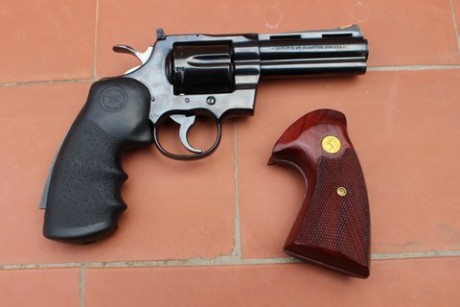 Hola 
pongo a la venta este revolver Colt Python 357/38. Estado impecable, tanto mecánico como de pavón. 01