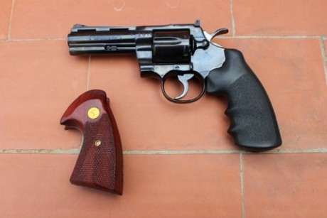 Hola 
pongo a la venta este revolver Colt Python 357/38. Estado impecable, tanto mecánico como de pavón. 00