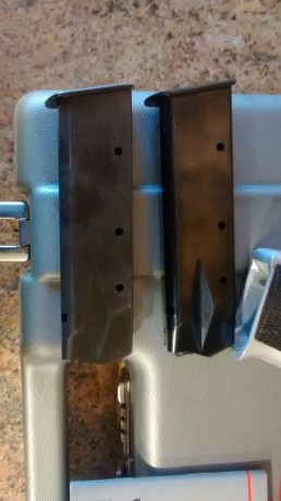 Bueno como tengo mano pequeña, y no me acostumbro a las empuñaduras de cargador en doble hilera, y tengo 02