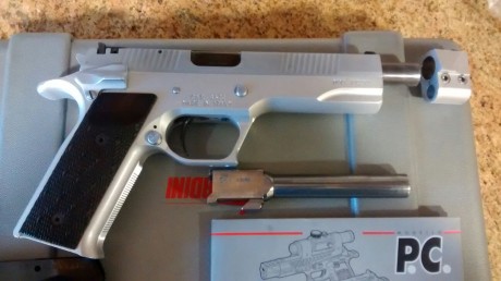 Bueno como tengo mano pequeña, y no me acostumbro a las empuñaduras de cargador en doble hilera, y tengo 01