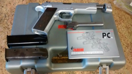Bueno como tengo mano pequeña, y no me acostumbro a las empuñaduras de cargador en doble hilera, y tengo 00