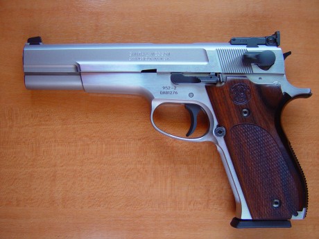 Vendo pistola Smith&Wesson  952-2, guiada en F. Impecable estado de conservación, con dos cargadores 02