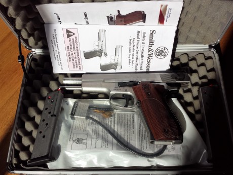 Vendo pistola Smith&Wesson  952-2, guiada en F. Impecable estado de conservación, con dos cargadores 00