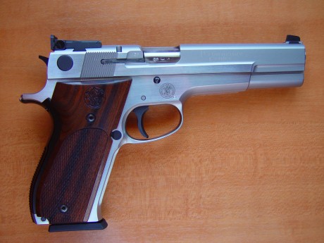 Vendo pistola Smith&Wesson  952-2, guiada en F. Impecable estado de conservación, con dos cargadores 02