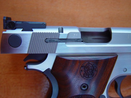 Vendo pistola Smith&Wesson  952-2, guiada en F. Impecable estado de conservación, con dos cargadores 01