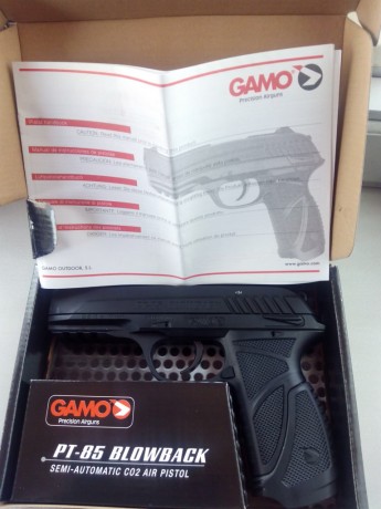Vendo pistola gamo CO2 modelo PT85  nueva ,con 19 bombonas de CO2 marca Umarex de 12 grs.Se envia con 01