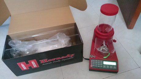 Vendo este dispensador de pólvora hornady casi a estrenar. Funcionamiento a la perfección. Lo quito pues 00