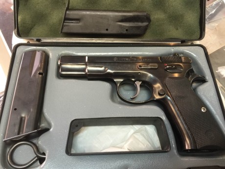 Vendo CZ75 9mm PB, tres cargadores, caja original y baqueta. Modelo de acero forjado, no microfusión. 00