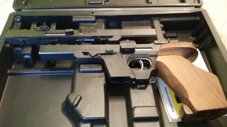 PISTOLA WALTHER  GSP,  CON  2 CARROS,  DE  22mm  y  32mm   y  4 cargadores
Maletín original y prueba de 01