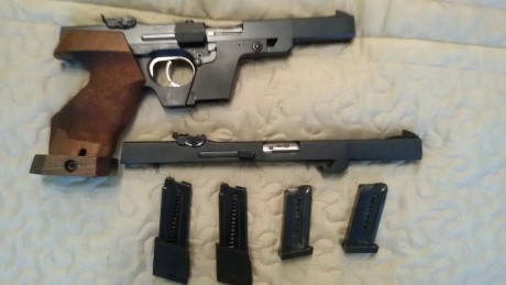PISTOLA WALTHER  GSP,  CON  2 CARROS,  DE  22mm  y  32mm   y  4 cargadores
Maletín original y prueba de 00