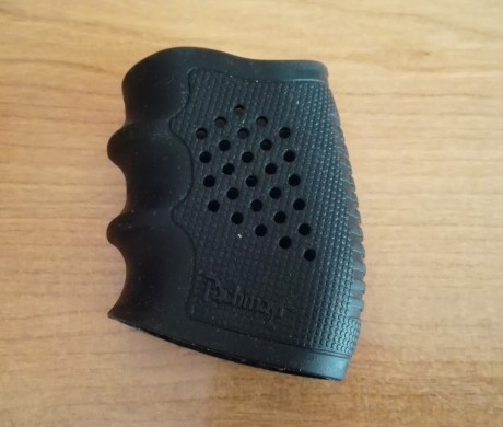 Vendo Tactical Grip Glove para Beretta 92 marca Pachmayr comprada por error,está sin estrenar.
Precio 01