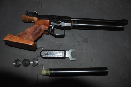 Hola a todos,vendo pistola FW C-20 de CO2. Viene con racor de carga, tres contrapesos,dos botellas y maletin. 00