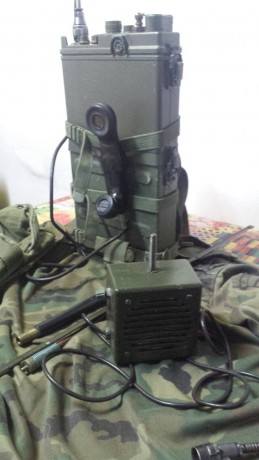 Un compañero me ha pedido que le ponga a la venta esta emisora de campaña Guerra del Vietnam de junio 12
