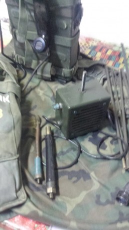 Un compañero me ha pedido que le ponga a la venta esta emisora de campaña Guerra del Vietnam de junio 11