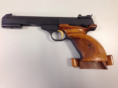 Pistola fiable y robusta con cacha anatómica, totalmente reconocida, es el modelo II (la más moderna), 02