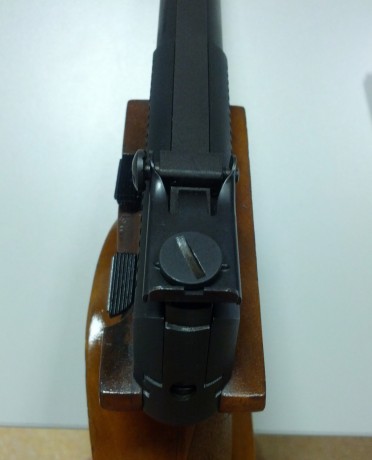 Pistola fiable y robusta con cacha anatómica, totalmente reconocida, es el modelo II (la más moderna), 00