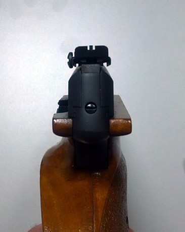 Pistola fiable y robusta con cacha anatómica, totalmente reconocida, es el modelo II (la más moderna), 11