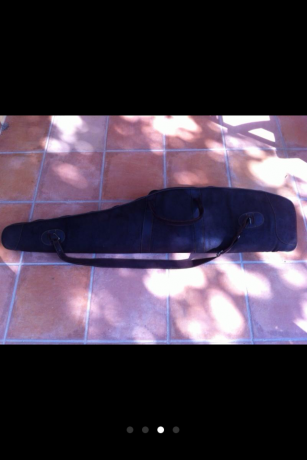 Vendo funda para rifle con visor, en piel, marca Corzo. Está acolchada por dentro para mantener siempre 01