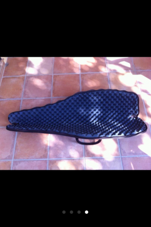 Vendo funda para rifle con visor, en piel, marca Corzo. Está acolchada por dentro para mantener siempre 11