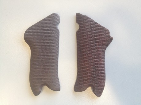 VENDO Cachas Originales de Luger P-08.

Se trata de un juego de cachas originales, derecha e izquierda, 00