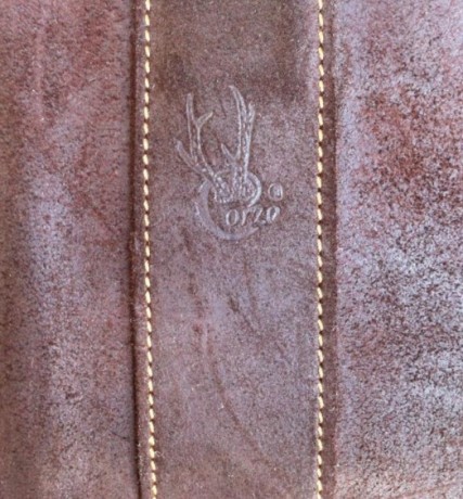 Vendo funda para rifle con visor, en piel, marca Corzo. Está acolchada por dentro para mantener siempre 00
