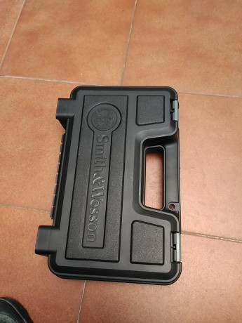Hola, pongo a la venta una caja para la pistola s&w mp9 con toda la documentación que sale en las 02