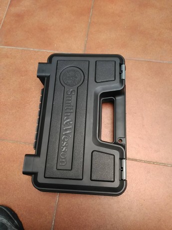 Hola, pongo a la venta una caja para la pistola s&w mp9 con toda la documentación que sale en las 01
