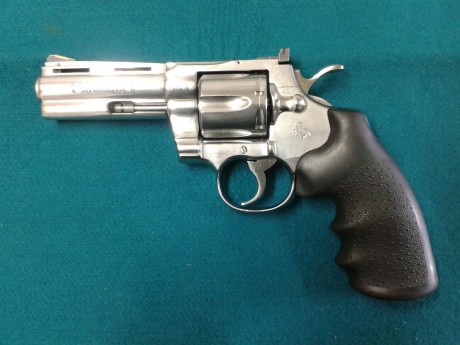 Buenas tardes foreros,un amigo del club de tiro vende un revolver colt piton 4" por 750 € y una pistola 22