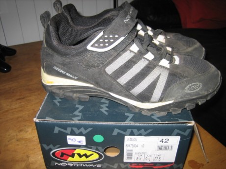  IMG_4471.jpg Vendo estas zapatillas con muy poco uso , unas 4 salidas , aún huelen a nuevas !! Son del 00