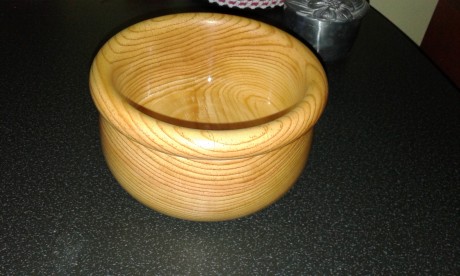 Realizado en madera de Riga Americana y con acabado a la cera de carnauba mas pulido.

 20160322_181907.jpg 00