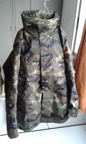 Vendo chaquetón reglamentario del Ejército de Tierra, talla M en estado NUEVO a estrenar, (viene empaquetado 00