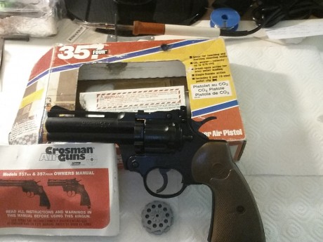 Se trata de un revolver crosman 357 del 4,5mm a botellas de co2.
Es muy antiguo y recientemente ha sido 00