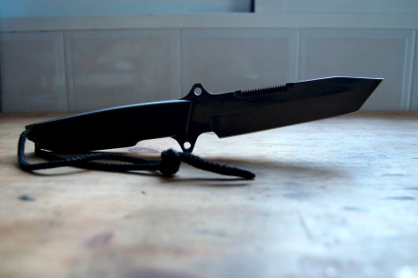 El mismo que fabrican para Smith&Wesson pero con marcaje RUI, en acero 440 y 6mm de grueso. Cachas 00