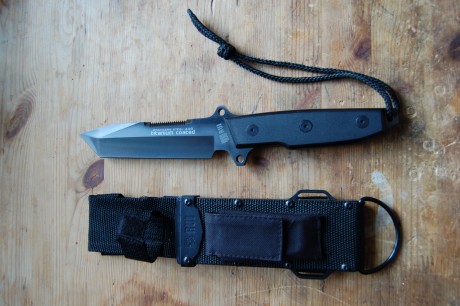 El mismo que fabrican para Smith&Wesson pero con marcaje RUI, en acero 440 y 6mm de grueso. Cachas 10