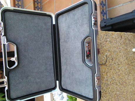 Maletín con combinación totalmente nuevo para arma corta, 
30€ 02