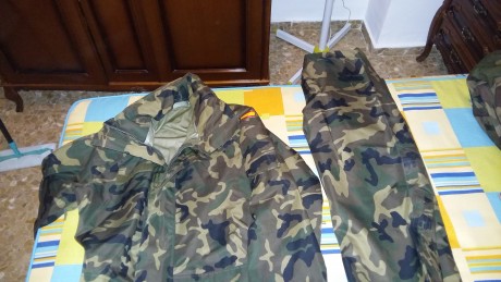 Vendo un traje de intemperie compuesto por el chaqueton y los pantalones. Es de la talla 3, equivaldria 00