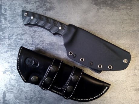 Buenas compañeros. Ando buscando un cuchillo que me valga para todo, para desollar un jabalí, llevarlo 50