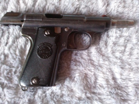 Un amigo y compañero de armas, vende su querida Astra 3000, con tres cargadores cromados. La pistola tiene 40