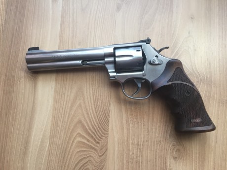 Pues eso vendo revolver Smith- Wesson de 6 pulgadas, Modelo 686 Target, con cachas de madera Nill.

Está 52