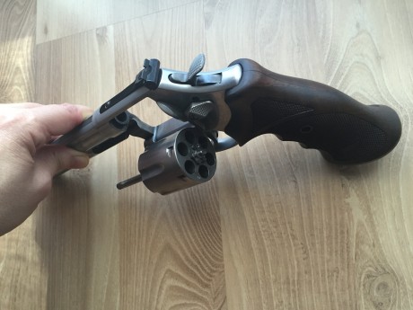 Pues eso vendo revolver Smith- Wesson de 6 pulgadas, Modelo 686 Target, con cachas de madera Nill.

Está 51