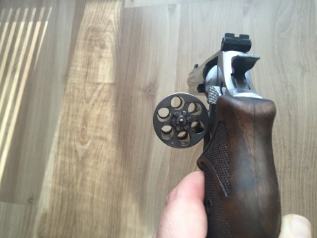 Pues eso vendo revolver Smith- Wesson de 6 pulgadas, Modelo 686 Target, con cachas de madera Nill.

Está 50