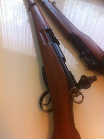 Vaciando el armero.

Armas en perfecto estado de maderas y aceros. Impecables 

El k 31 se entrega sin 12