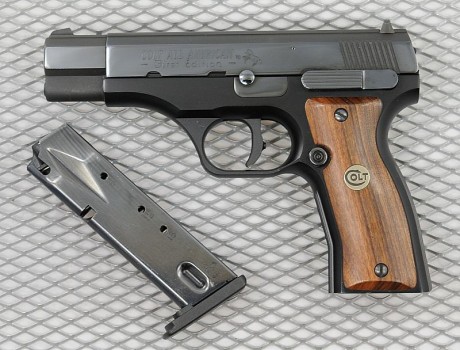vendo pistola  Colt modelo AMERICA 2000 9mm pb con 2 cargadores,guiada con licencia F
mandaria fotos por 40