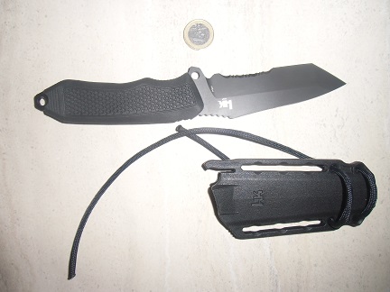Vendo Cuchillo HK fabricado por Benchmade USA, Modelo 14147, hoja tipo tanto con parte de ella con sierra, 01