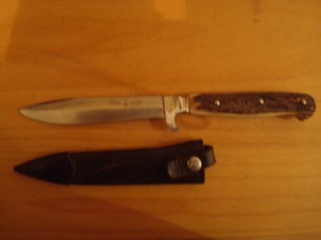  DSC07008.JPG  DSC07009.JPG 

Cuchillo de caza marca Wingen Otello con su funda original, hoja de 10,5cm. 01