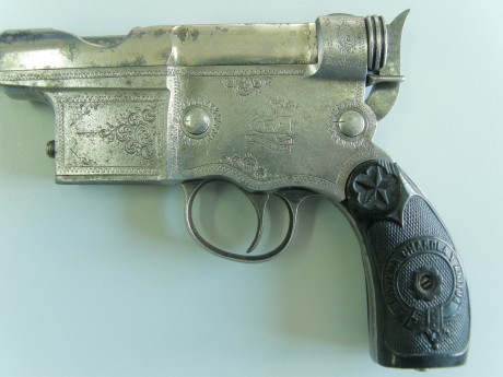 Vendo lote de pistolas
La más importante es la fabricada por Charola y Anitua en calibre 5mm.
El arma 11