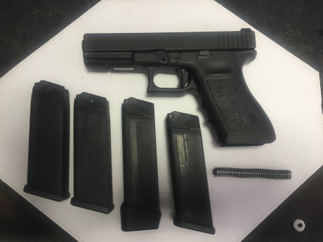 Buenas. Hoy le toca el turno a una Glock-21.

Aunque seguro que es sobradamente conocida por todos, es 00